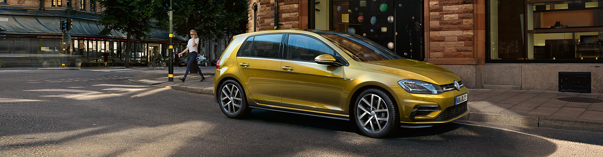 VW Golf in gold mit R-line paket