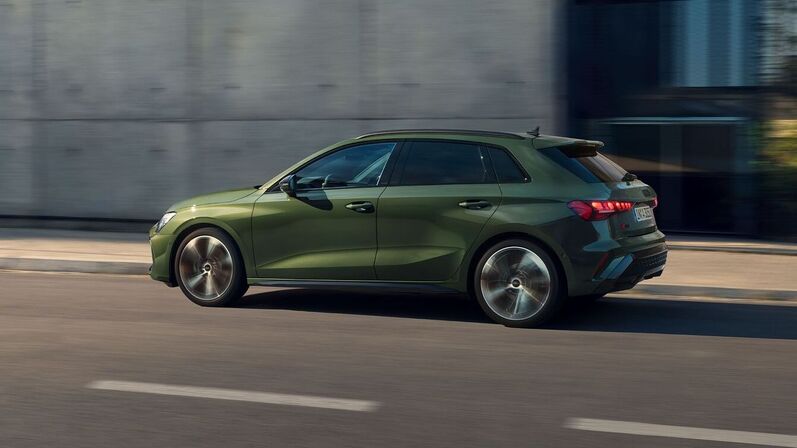 Audi A3 fährt dynamisch.