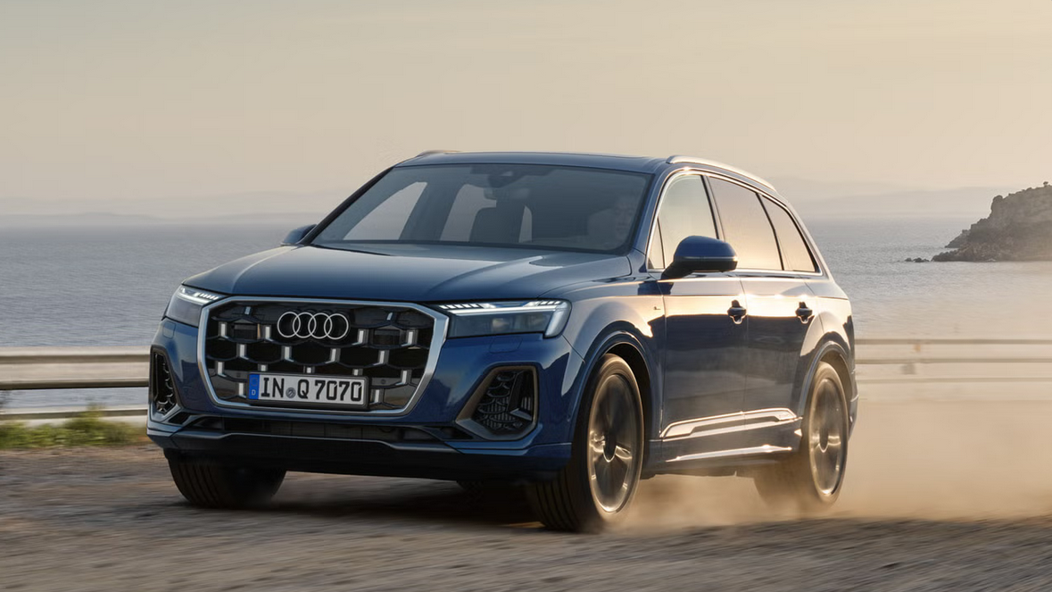 Der Audi Q7 in blauer Lackierung zeigt Präsenz mit großem Singleframe-Grill, scharf gezeichneten Scheinwerfern und robustem Design, das Stärke und Komfort vereint.