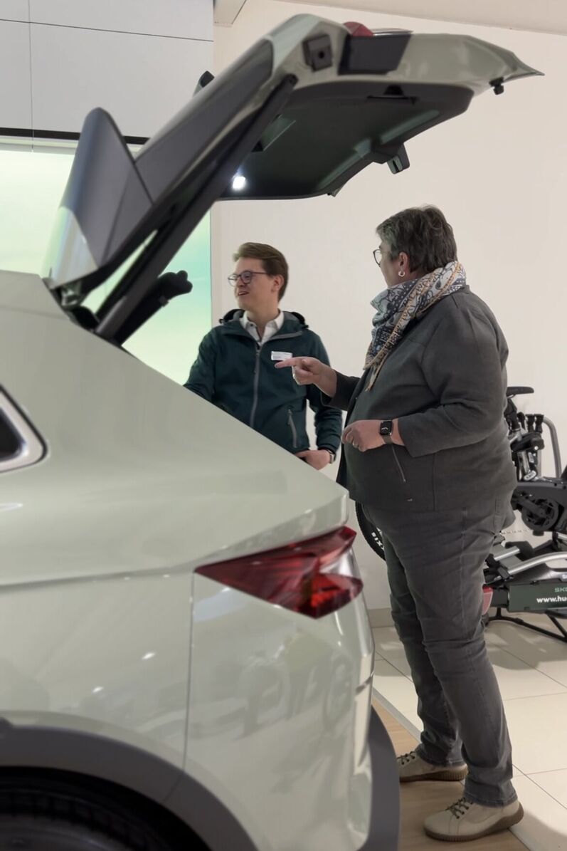 Verkäufer und Kunde am Škoda Elroq