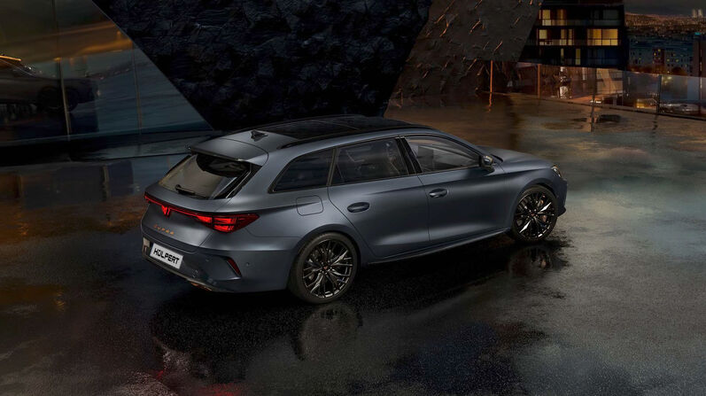 Cupra Leon in Grau steht im Showroom