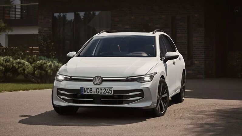 Das Modell Golf Variant der 8. Generation vom Hersteller Volkswagen steht vor einem Haus. Das Fahrzeug ist mit einem modernen Infotainment-System ausgestattet.