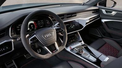 Fahrerorientiertes Interieur mit Alcantara-Lenkrad, roten Kontrastnähten und zwei hochauflösenden Touchscreens.