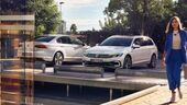 Volkswagen Passat GTE Limousine und Variant parken vor Gebäude