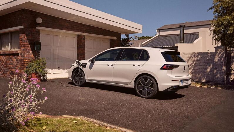 Der VW Golf eHybrid beim Laden an der heimischen Wallbox – lokal emissionsfrei unterwegs dank moderner Plug-In-Hybrid-Technologie.