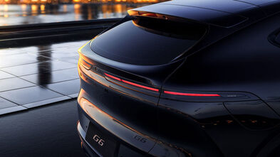 xpeng g6 black edition in der heckansicht mit LED-Rückleuchten
