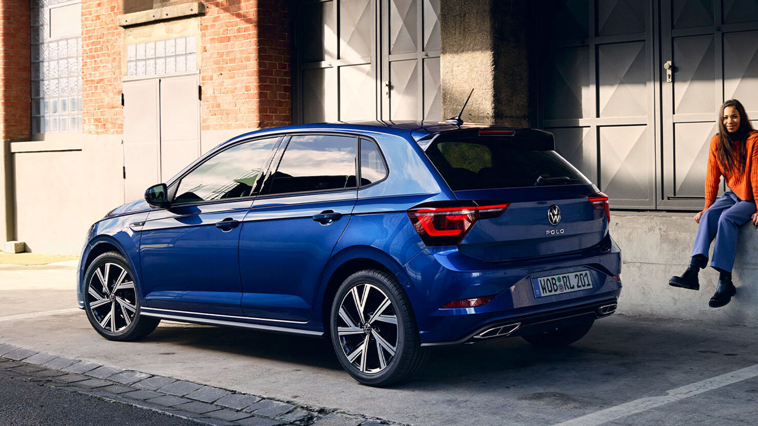 VW Polo in blau auf der Straße