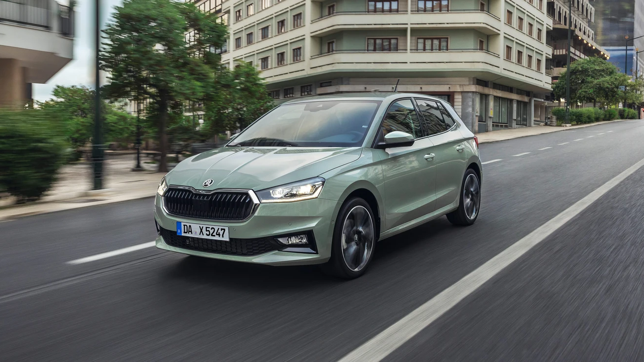 Škoda Fabia Gebrauchtwagen mit modernen LED-Scheinwerfern und kompakter Bauweise für den Stadtverkehr.