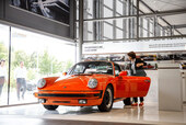 orangener Porsche im Porsche Zentrum Recklinghausen