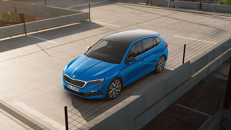 Skoda Scala in Blau steht auf einen Parkdeck
