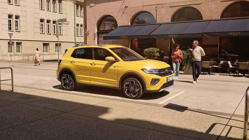 T-Cross in Gelb parkt in der Stadt.