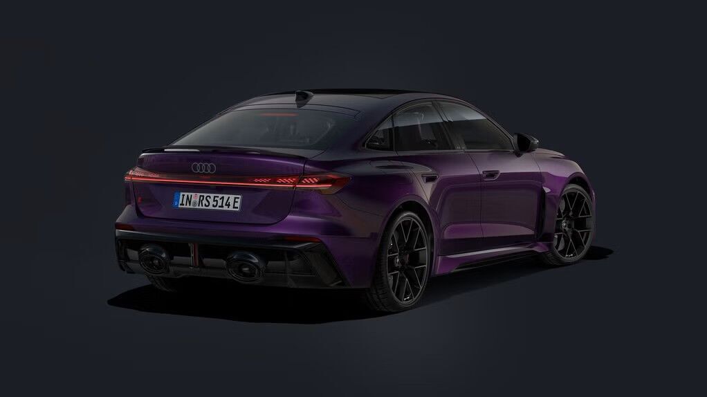 Audi RS5 Limousine in Lila Metallic – sportliches Design, Heckansicht mit breiten Reifen und markanter LED-Leiste