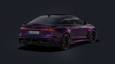 Audi RS5 Limousine in Lila Metallic – sportliches Design, Heckansicht mit breiten Reifen und markanter LED-Leiste