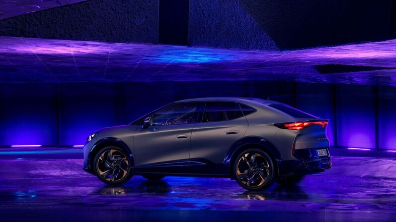 Cupra Tavascan in Grau in moderner Kulisse.
