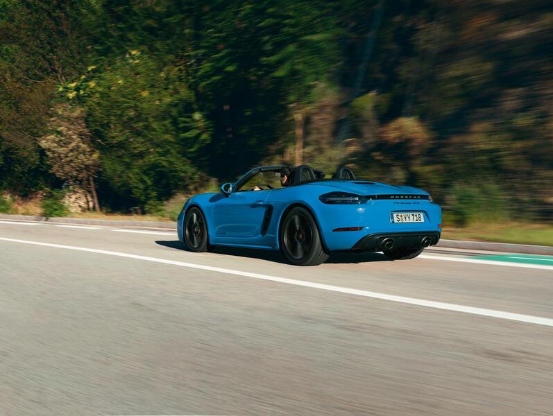 Modellvariante: Porsche Cayman auf der Straße