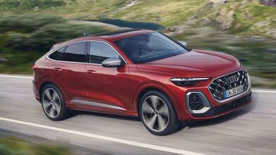 Dynamische Seitenlinie des Audi SQ5 Sportback in Rotmetallic mit Coupé-Dachlinie und Aluminium-Spiegelkappen.