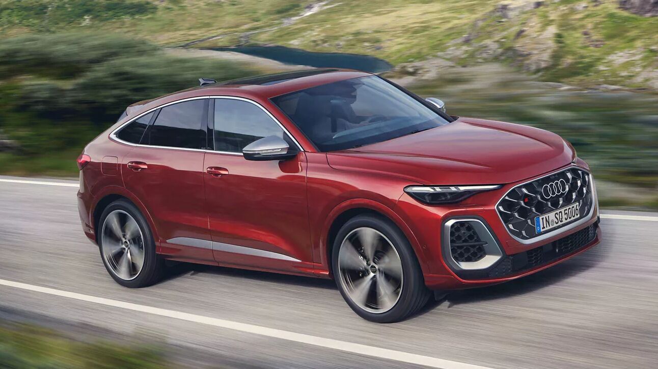 Dynamische Seitenlinie des Audi SQ5 Sportback in Rotmetallic mit Coupé-Dachlinie und Aluminium-Spiegelkappen.