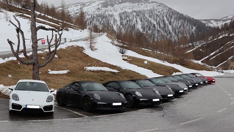 Fahrzeuge der Teilnehmer der Porsche Soest Tour 2019 parken am Bergpass