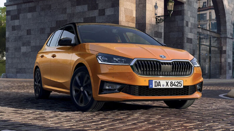 Skoda Fabia in Orange in der Stadt
