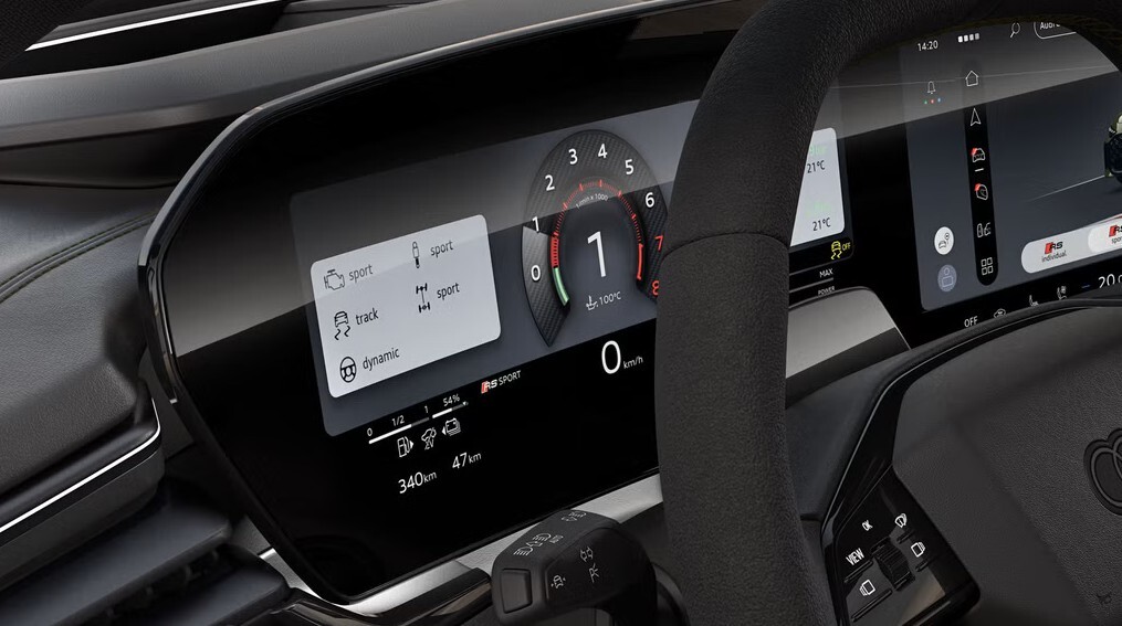 RS-spezifische Anzeigen im digitalen Cockpit zeigen wichtige Fahrdaten direkt hinter dem Lenkrad.