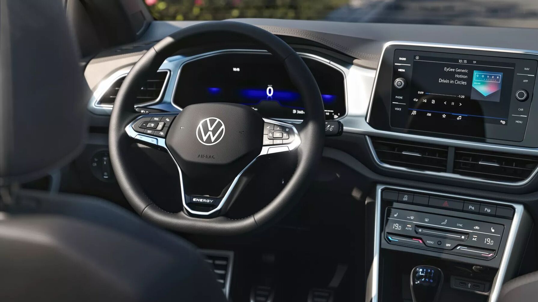 Moderner Innenraum eines Volkswagen ENERGY Sondermodells mit Multifunktionslenkrad, volldigitalem Cockpit und großem Infotainmentdisplay.