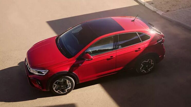 Der rote VW Taigo ist aus der Vogelperspektive in urbaner Umgebung zu sehen. Die coupéhafte Linie und das markante Design prägen seinen Auftritt.