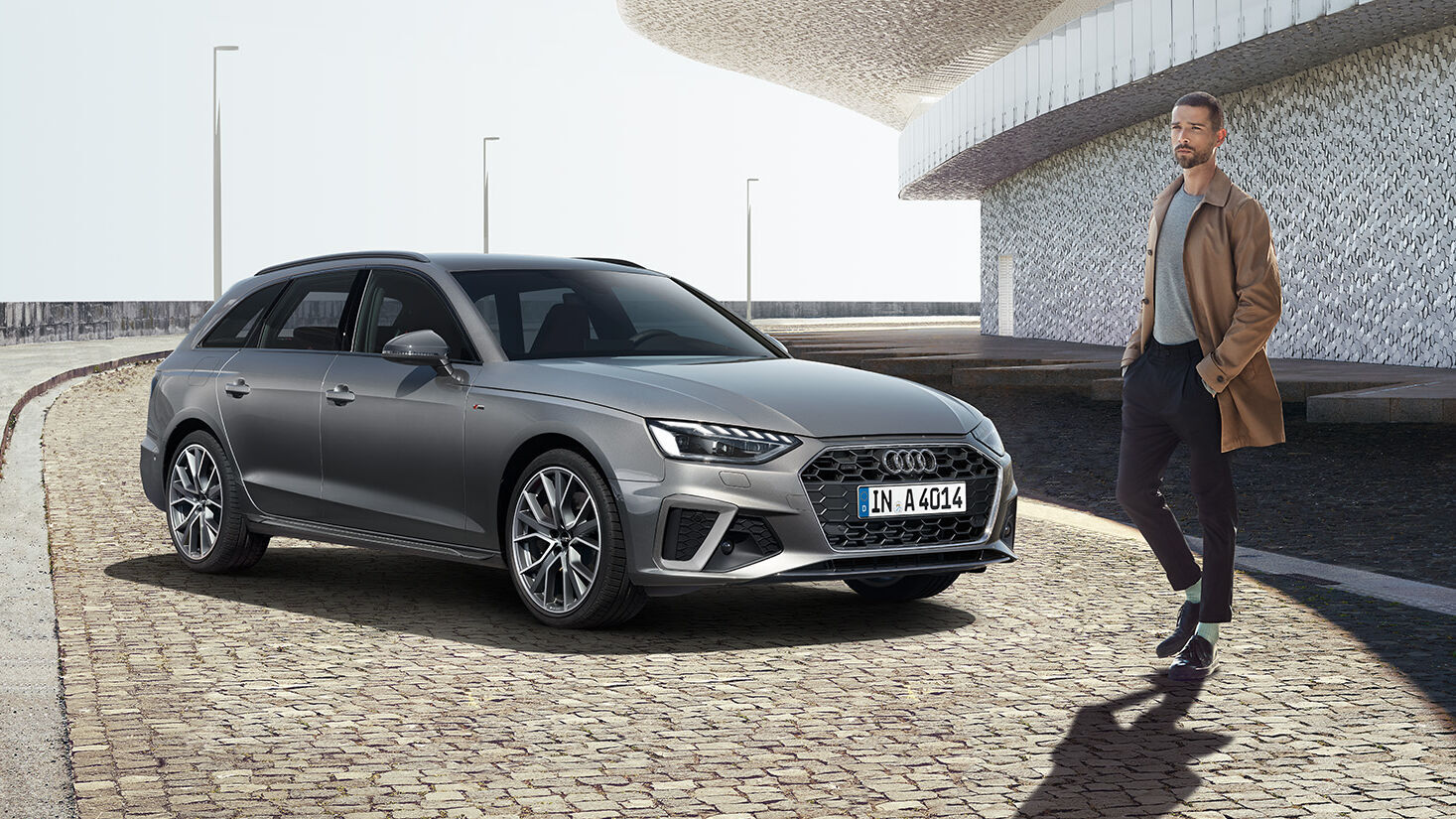 Der Audi A4 Avant in Grau präsentiert sich mit eleganter Linienführung, präzisen LED-Scheinwerfern, markantem Kühlergrill und stilvollen Aluminiumfelgen.