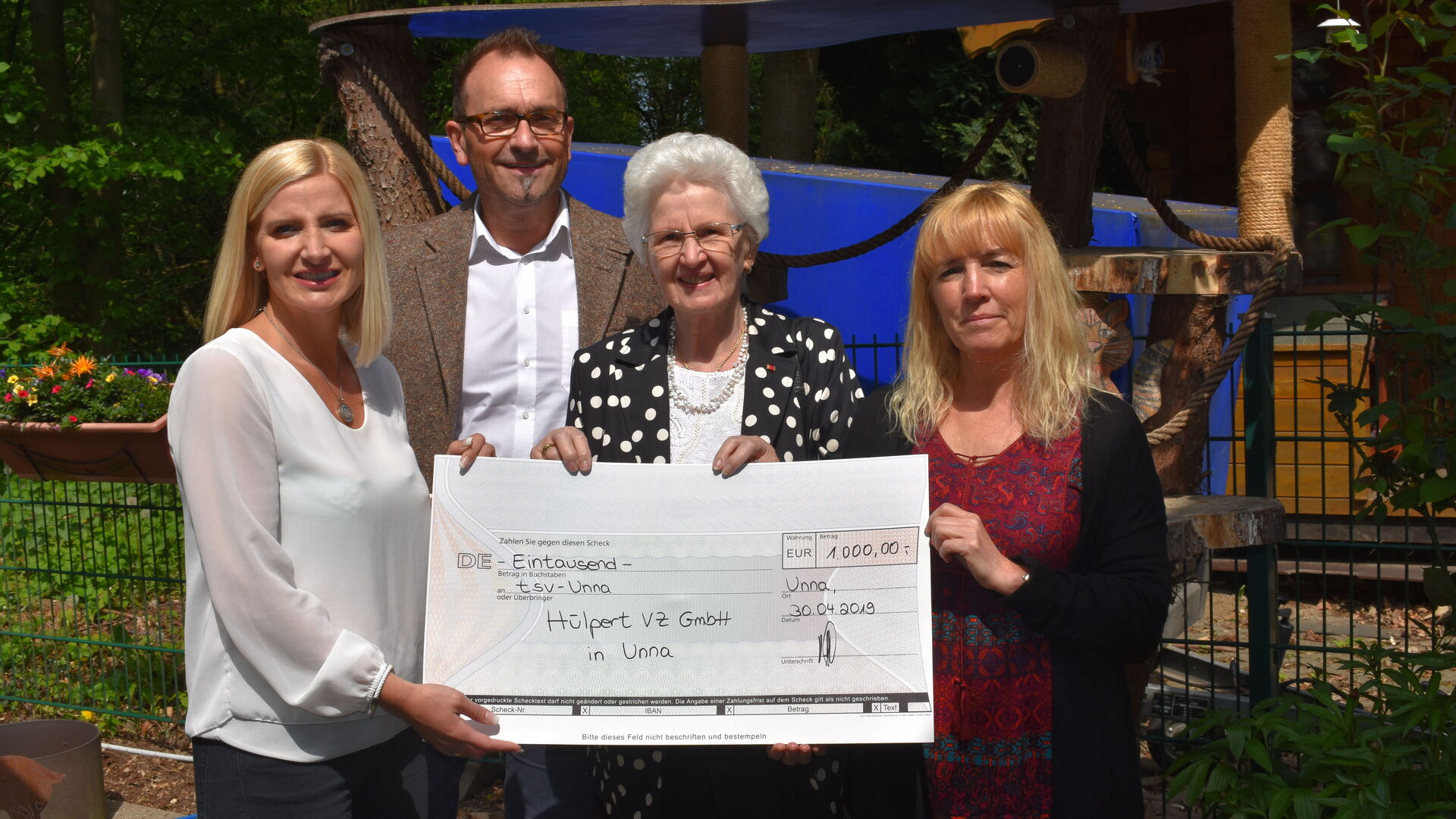 Spendenübergabe durch Mitarbeiter von Hülpert in Unna an den tsv-Unna