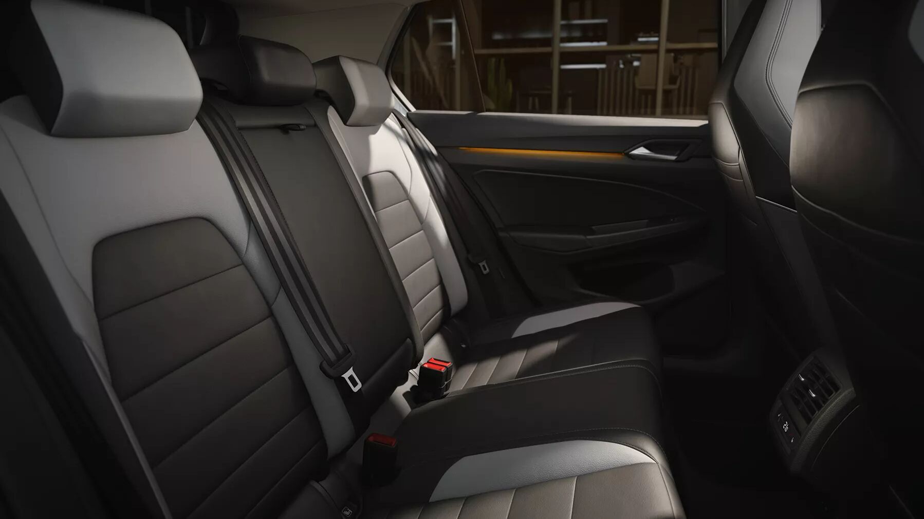 Das Bild zeigt die Rücksitze im VW Golf, einem Auto der Kompaktklasse. Die Anzahl der Sitzplätze hinten beträgt drei.