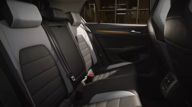 Das Bild zeigt die Rücksitze im VW Golf, einem Auto der Kompaktklasse. Die Anzahl der Sitzplätze hinten beträgt drei.