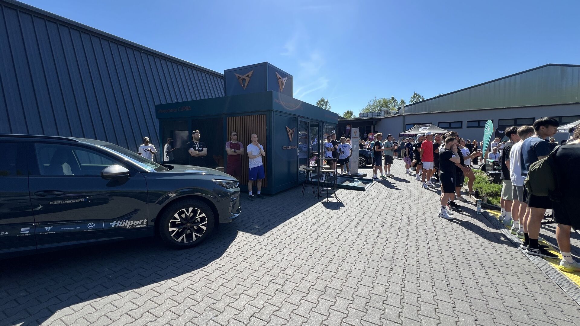 CUPRA-Cube mit Menschenmenge