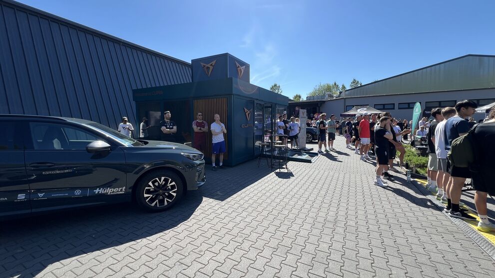 CUPRA-Cube mit Menschenmenge