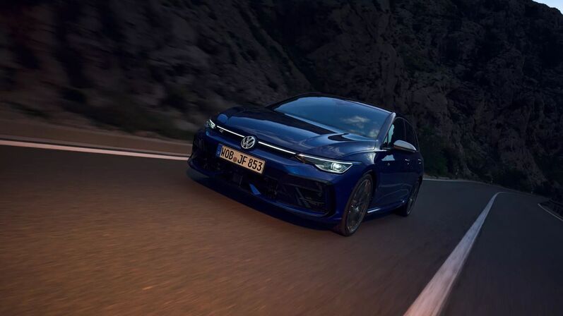 Volkswagen Golf R Modell mit benzinmotor. Das Fahrzeug fährt eine Straße entlang.