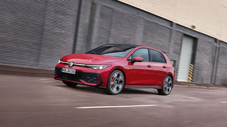 Volkswagen Golf GTI Modell in Rot der 8 Generation. Das Auto fährt die Straße entlang.