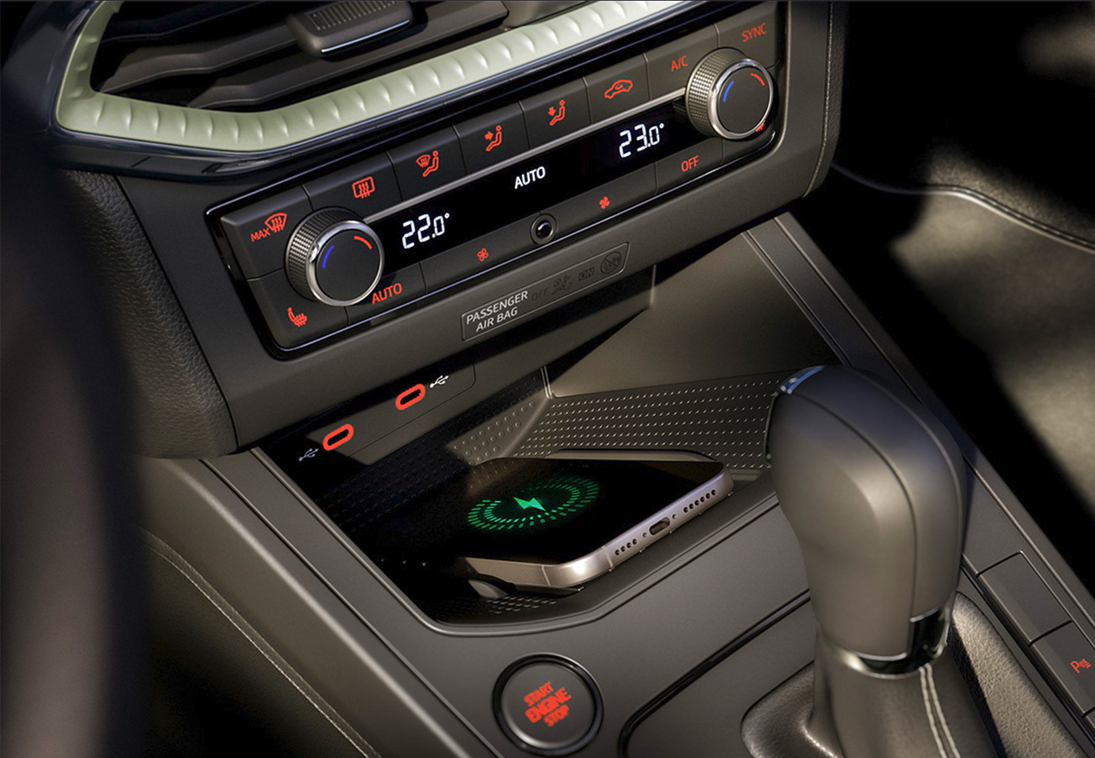 Mittelkonsole mit kabellosem Smartphone-Laden, integriertem Zugriff auf mobile Funktionen und Seat Connect.