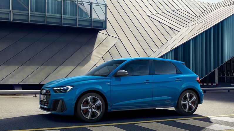 Audi A1 in Blau steht vor einen modernen Gebäude.