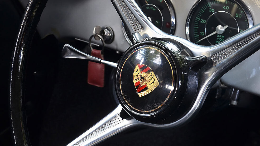 Detailaufnahme eines Porsche Oldtimer Lenkrads