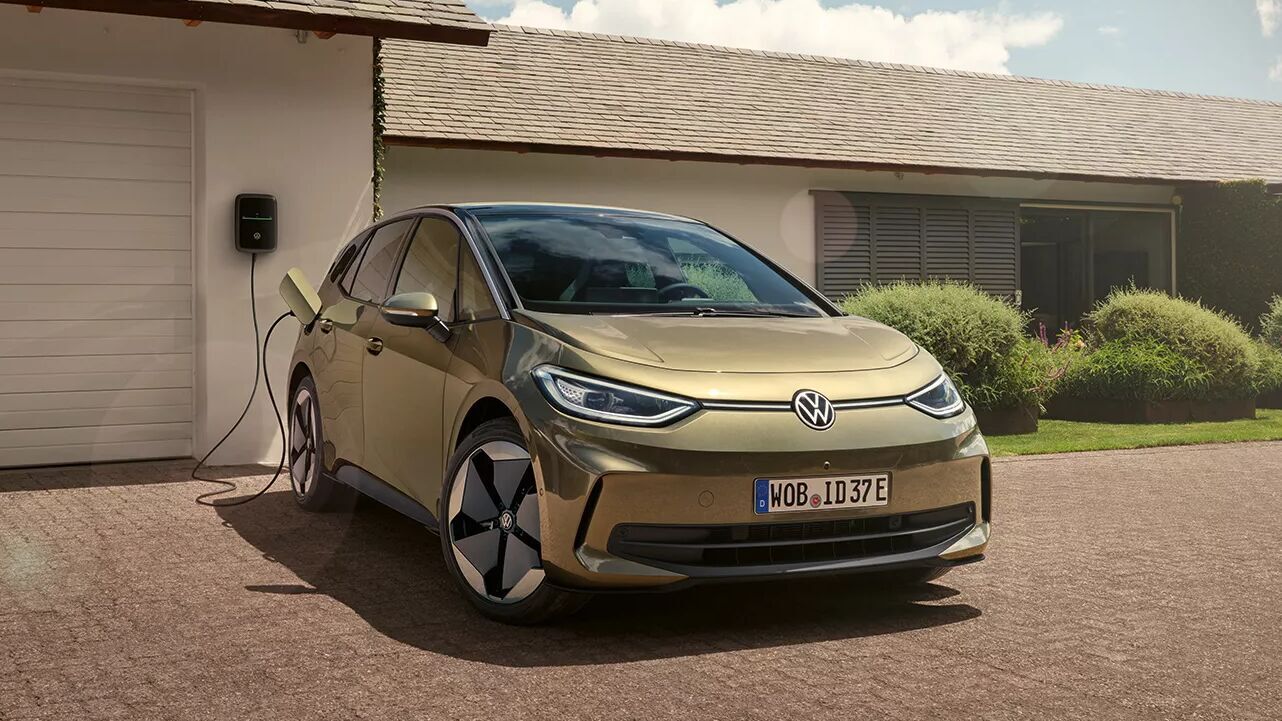 VW ID.3 lädt vor einem Wohnhaus an der Wallbox. Das kompakte Elektroauto überzeugt mit effizientem Stromverbrauch und klarem Design.