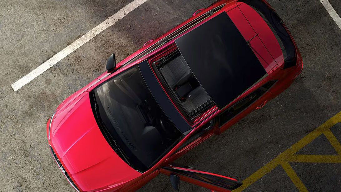 Blick von oben zeigt das moderne Design mit Panorama­dach.