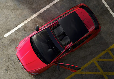 Blick von oben zeigt das moderne Design mit Panorama­dach.