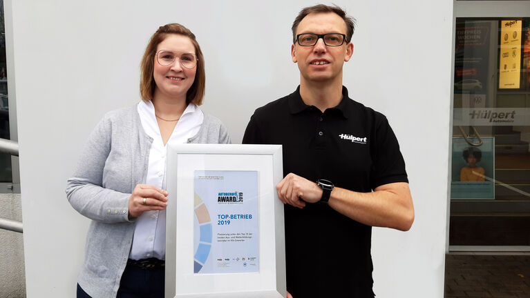 Friederike Mayer (Ausbildungsbeauftragte kfm. Berufe) und Heino Joppe (Ausbildungsbeauftragter tech. Berufe) präsentieren stolz die Top 10 Auszeichnung der Autoberufe Awards 2019.