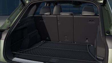 Offener Kofferraum des Audi SQ5 in Distriktgrün Metallic mit variabler Rücksitzbank, Ablage und ebenem Ladeboden.