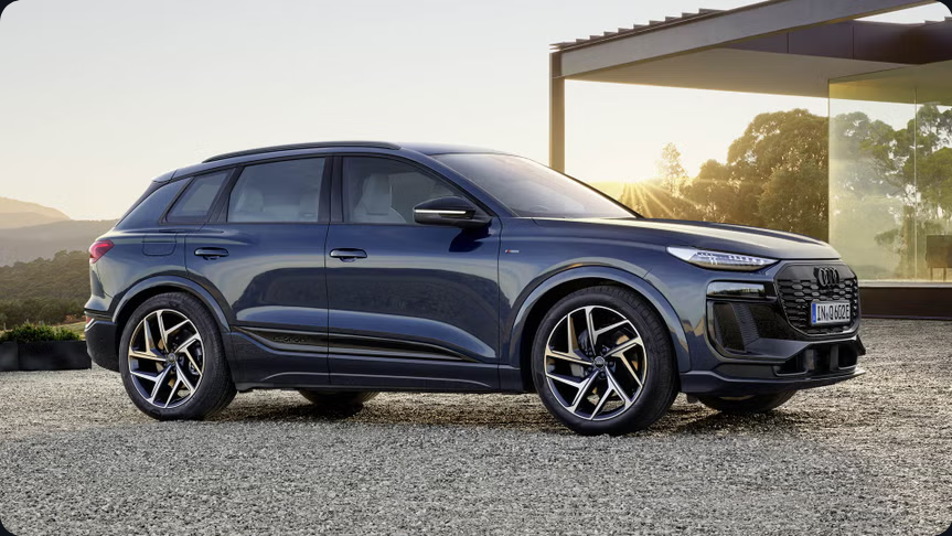 Der Audi Q6 e-tron in blauer Lackierung überzeugt mit klarer Flächenführung, markanter Frontgestaltung, schmalen Lichtsignaturen und kraftvoll dimensionierten Rädern.