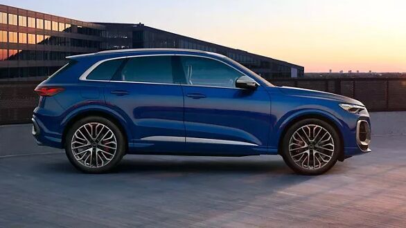 Audi S Modell von der Seite steht auf einem Parkdeck, mit markanter Schulterlinie und Außenspiegelgehäuse in schwarz. 