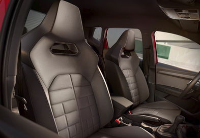 Interior mit sportlichen Sitzen, hochwertiger Ausstattung, dunklem Dachhimmel und individuellen Einstellungen für Fahrer und Beifahrer.