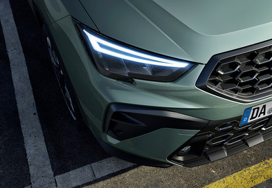 Seat Arona Frontansicht mit schmalen LED-Scheinwerfern, schwarzem Wabenkühlergrill und robustem SUV-Stoßfänger.