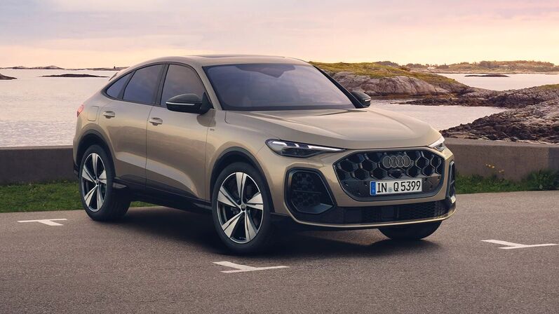 Audi Q5 Sportback Edition One in Sandbeige Metallic mit schwarzen Akzenten steht am Wasser, 21-Zoll-Felgen und LED-Matrix-Scheinwerfer.