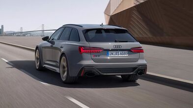 Sportlicher RS6 Performance von hinten – mit markantem Diffusor, dynamischen Rückleuchten und expressivem Design.