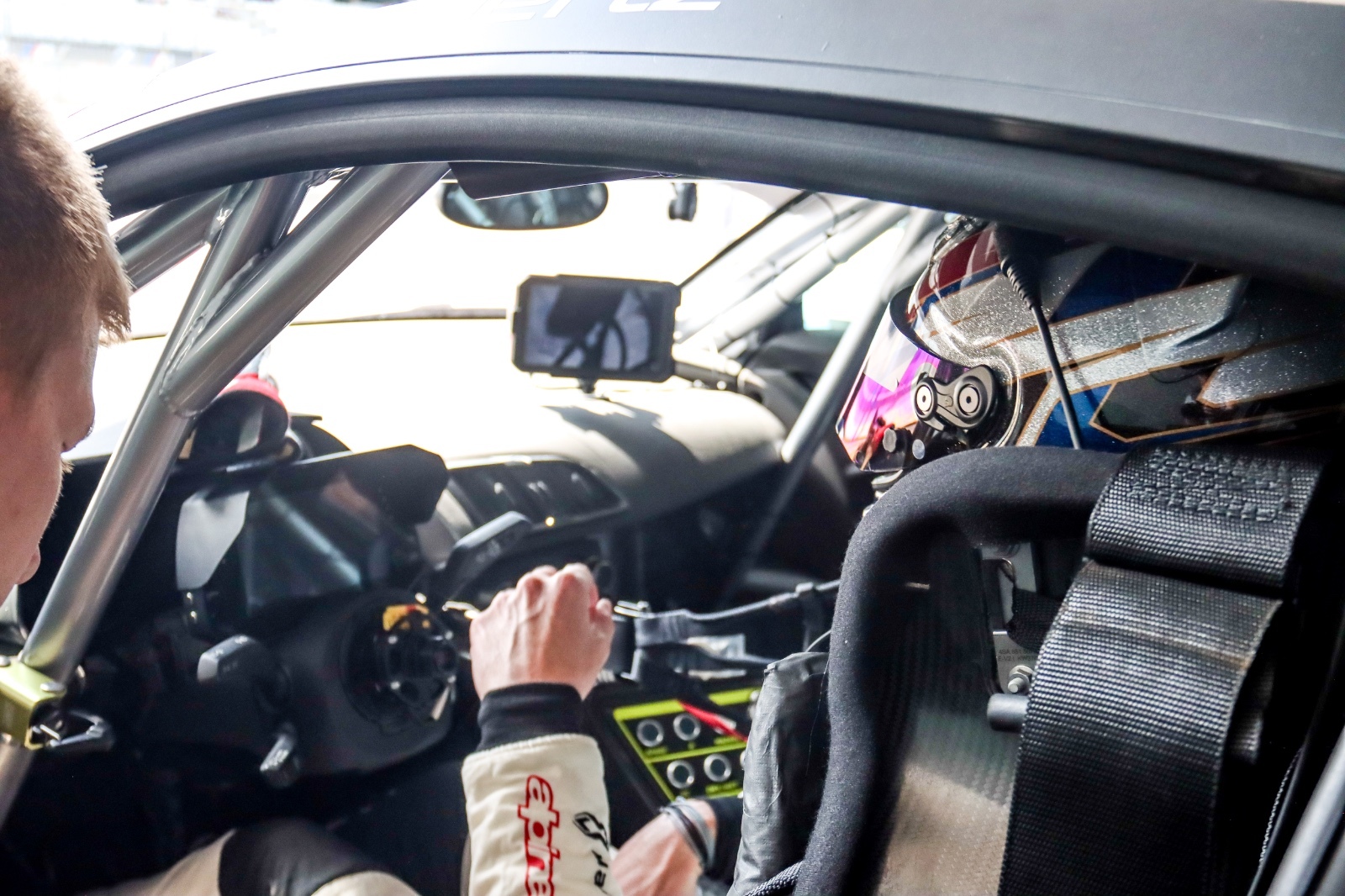 Rennfahrer im Rennwagen