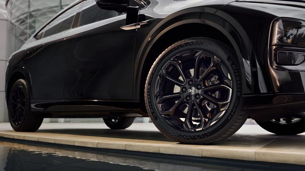 schwarze Felgen beim Xpeng g6 Black Edition